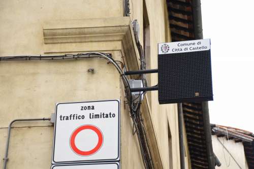 La nuova regolamentazione della ZTL pensata per chi vive il centro storico, con particolare attenzione per le esigenze dei residenti, degli operatori economici e professionali:da luned� 13 aprile l�attivazione del controllo con i varchi elettronici in via sperimentale, senza sanzioni